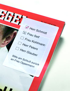 Repositionierbare Etiketten werden gerade aufgeklebt